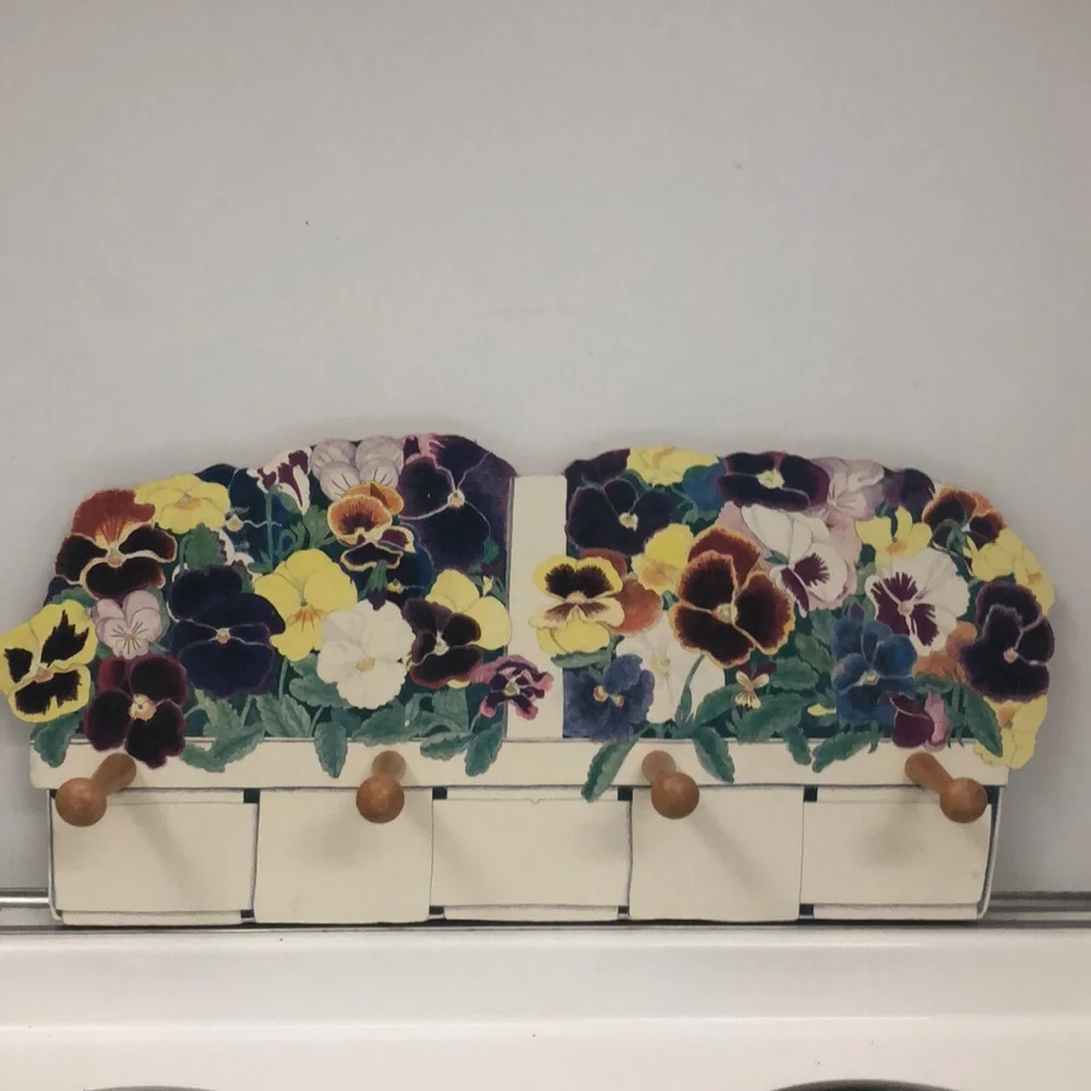 PANSY BASKET WALL RACK • BY BOSTON WAREHOUSE • 4 WOODEN 2.75” PEGS • VINTAGE